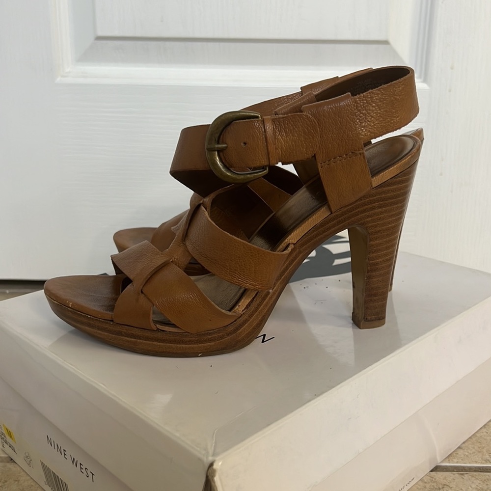 Neutral platform sandal - Picture 4 of 4